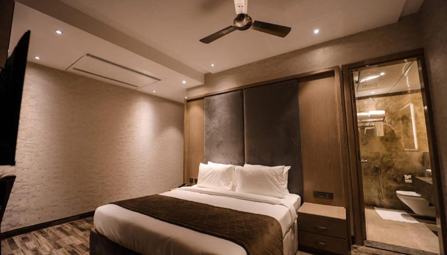 Hotel Mvr Grand Kanpur Ngoại thất bức ảnh